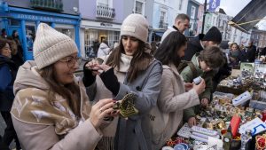 108129823-1744279191635-gettyimages-2201152697-20250222_portobello_road_browsing_009.jpeg