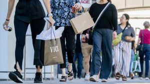 108209398-1759936947435-gettyimages-2239409073-US_RETAIL_SALES.jpeg