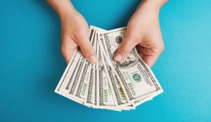 ca902dfe4ed54510VgnVCM100000d7c1a8c0____-bigstock-Counting-money-8794391-2.jpg